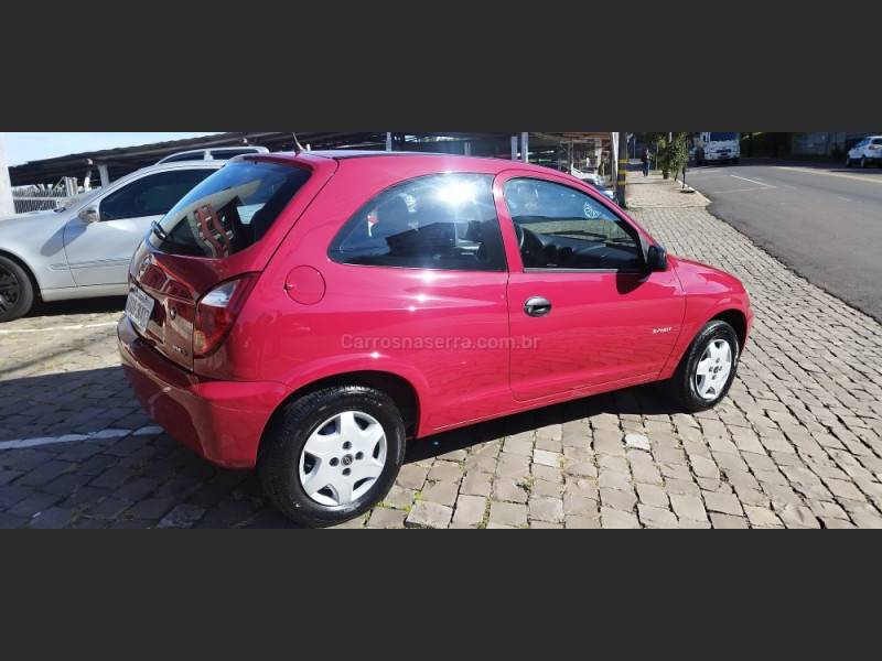 CHEVROLET - CELTA - 2010/2011 - Vermelha - R$ 25.900,00