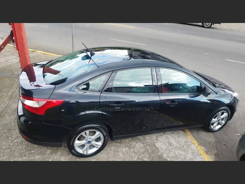 FORD - FOCUS - 2013/2014 - Preta - R$ 47.900,00