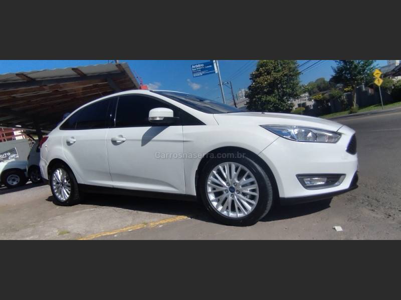 FORD - FOCUS - 2015/2016 - Branca - R$ 57.500,00