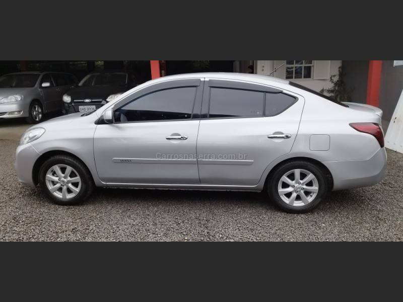 NISSAN - VERSA - 2014/2014 - Prata - R$ 41.900,00