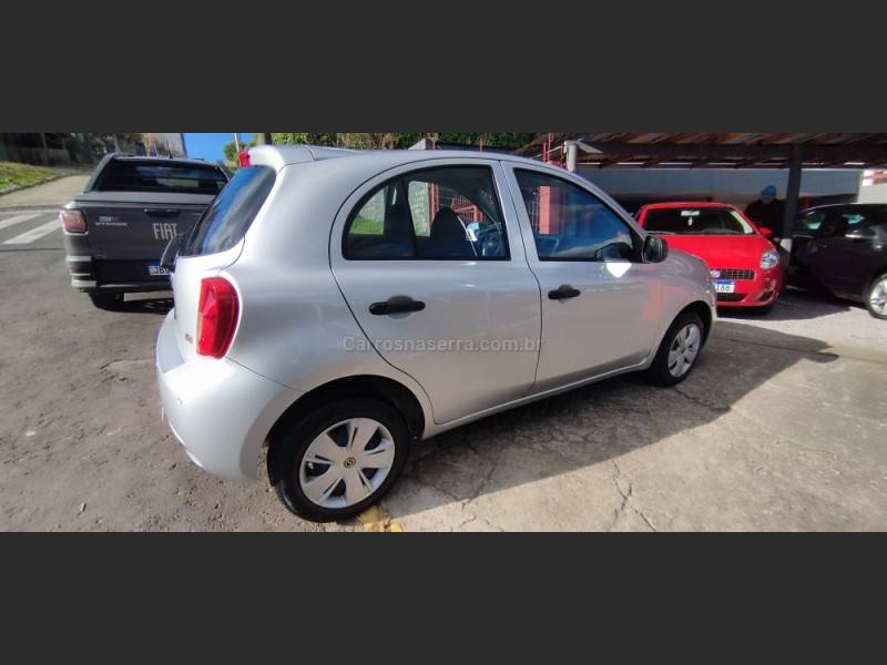 NISSAN - MARCH - 2015/2016 - Prata - R$ 45.900,00