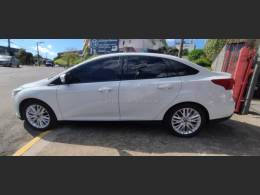 FORD - FOCUS - 2015/2016 - Branca - R$ 57.500,00