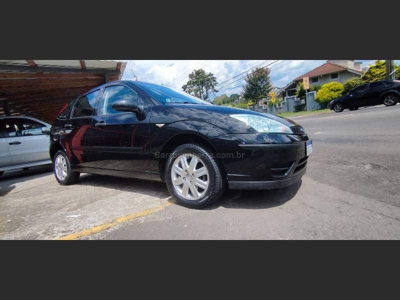 FORD - FOCUS - 2006/2007 - Preta - R$ 27.900,00