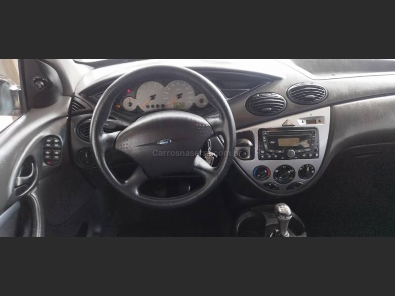 FORD - FOCUS - 2006/2007 - Preta - R$ 27.900,00