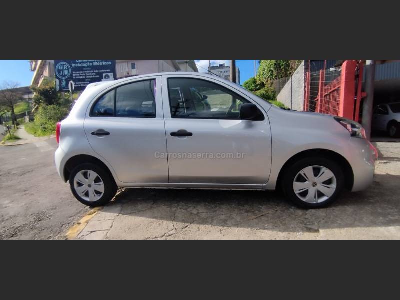 NISSAN - MARCH - 2015/2016 - Prata - R$ 45.900,00