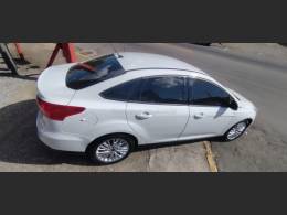 FORD - FOCUS - 2015/2016 - Branca - R$ 57.500,00