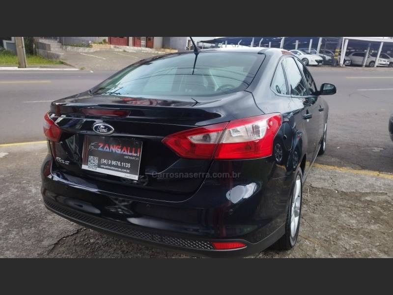FORD - FOCUS - 2013/2014 - Preta - R$ 47.900,00