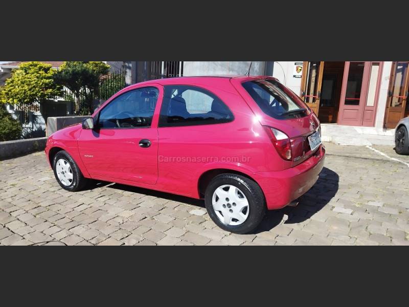 CHEVROLET - CELTA - 2010/2011 - Vermelha - R$ 25.900,00
